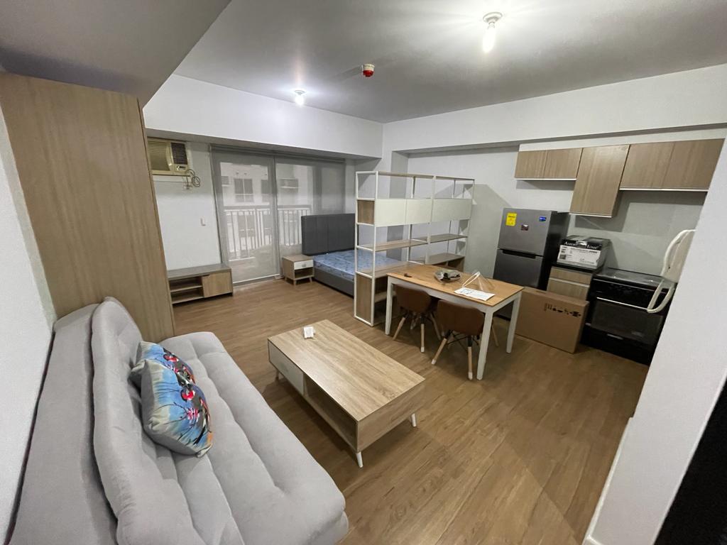Studio Condominium w/ Balcony for Lease at One Maridien, BGC