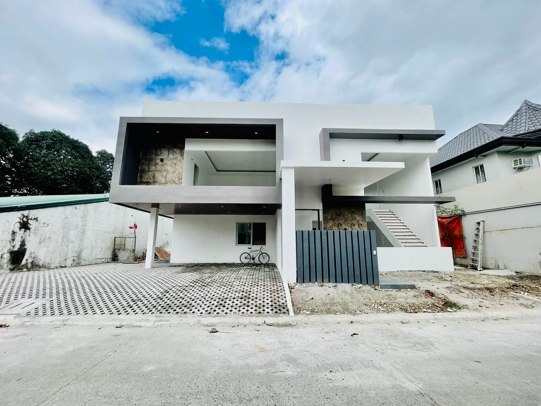 Contemporary 3 Bedroom House For Sale is Located in BF Homes Paranaque